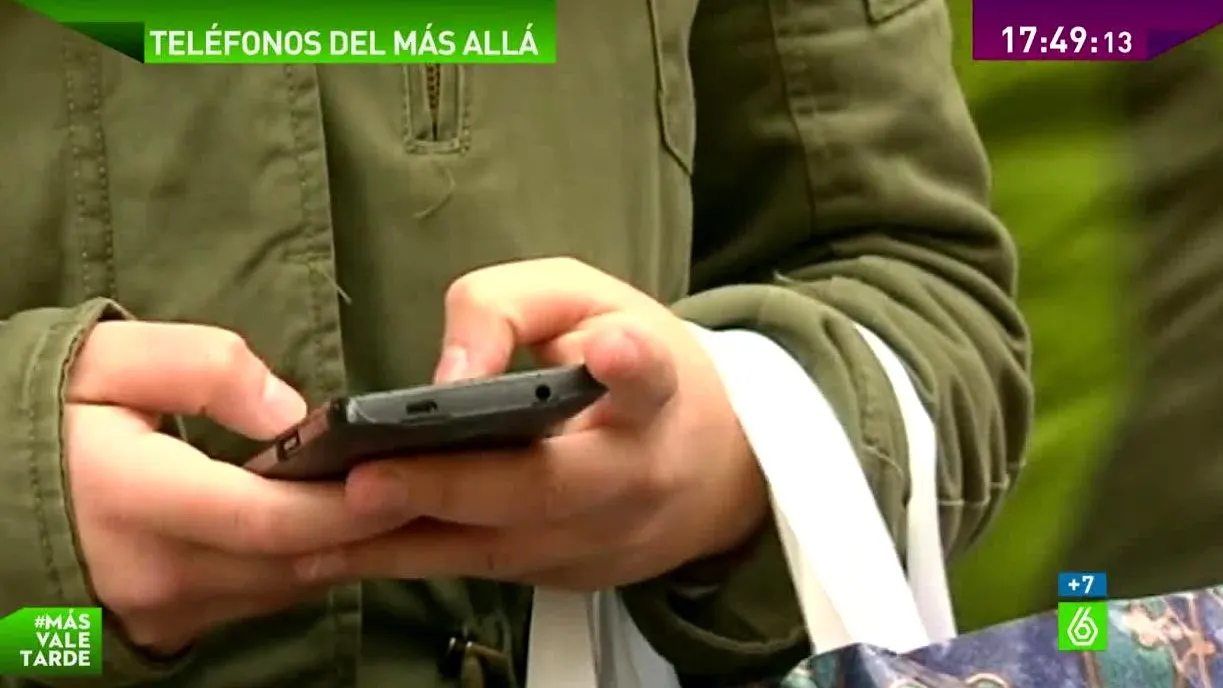 Una persona usa su móvil
