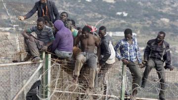 Inmigrantes subidos a la valla de Melilla