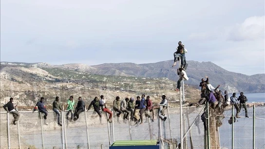Unos 25 subsaharianos llevan varias horas encaramados en la valla de Melilla Unos 25 subsaharianos llevan varias horas encaramados en la valla de Melilla