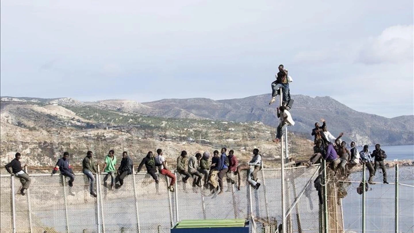 Unos 25 subsaharianos llevan varias horas encaramados en la valla de Melilla Unos 25 subsaharianos llevan varias horas encaramados en la valla de Melilla