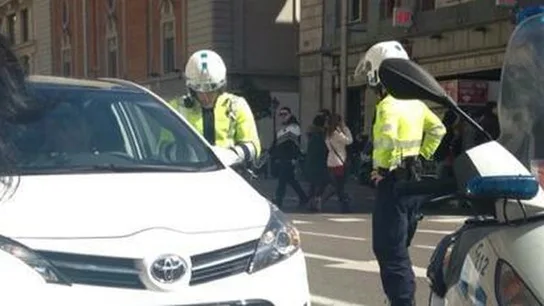 Coche detenido en Gran Vía Coche detenido en Gran Vía