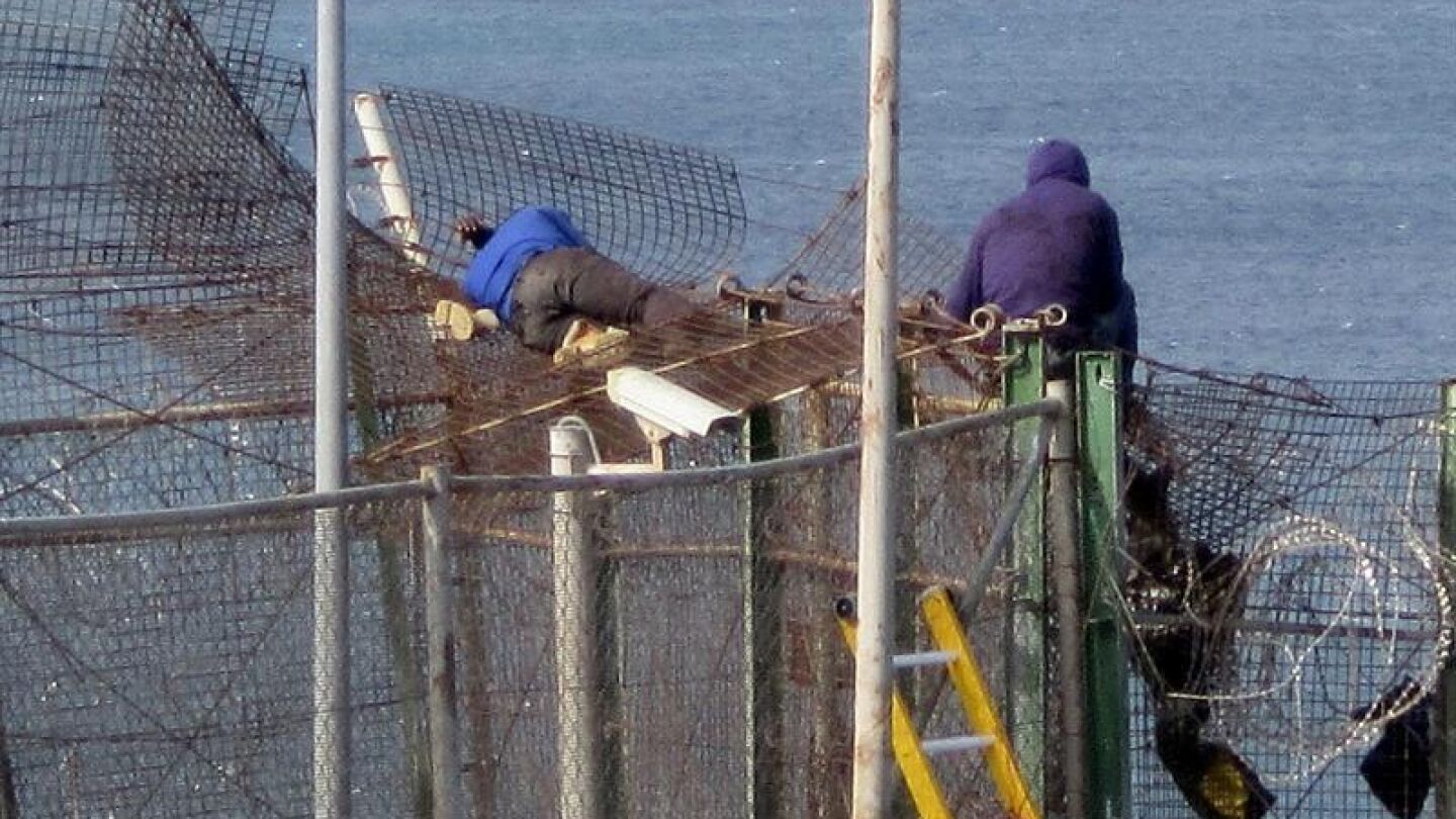 Inmigrantes en la valla de Melilla