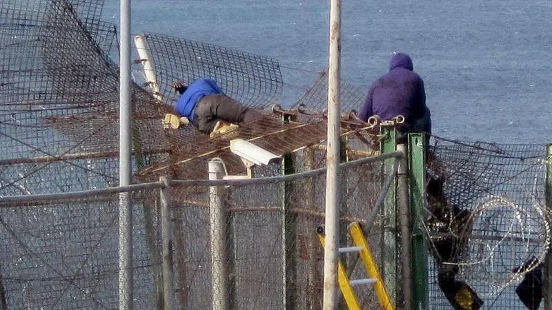 Inmigrantes en la valla de Melilla