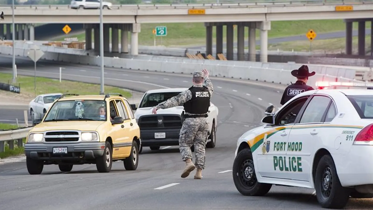 Un policía militar dirige el tráfico cerca de la base militar asegurada de Fort Hood Un policía militar dirige el tráfico cerca de la base militar asegurada de Fort Hood
