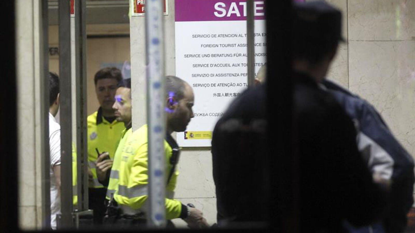  Agentes de movilidad que han acudido a tramitar la denuncia contra la expresidenta de Madrid Aguirre.