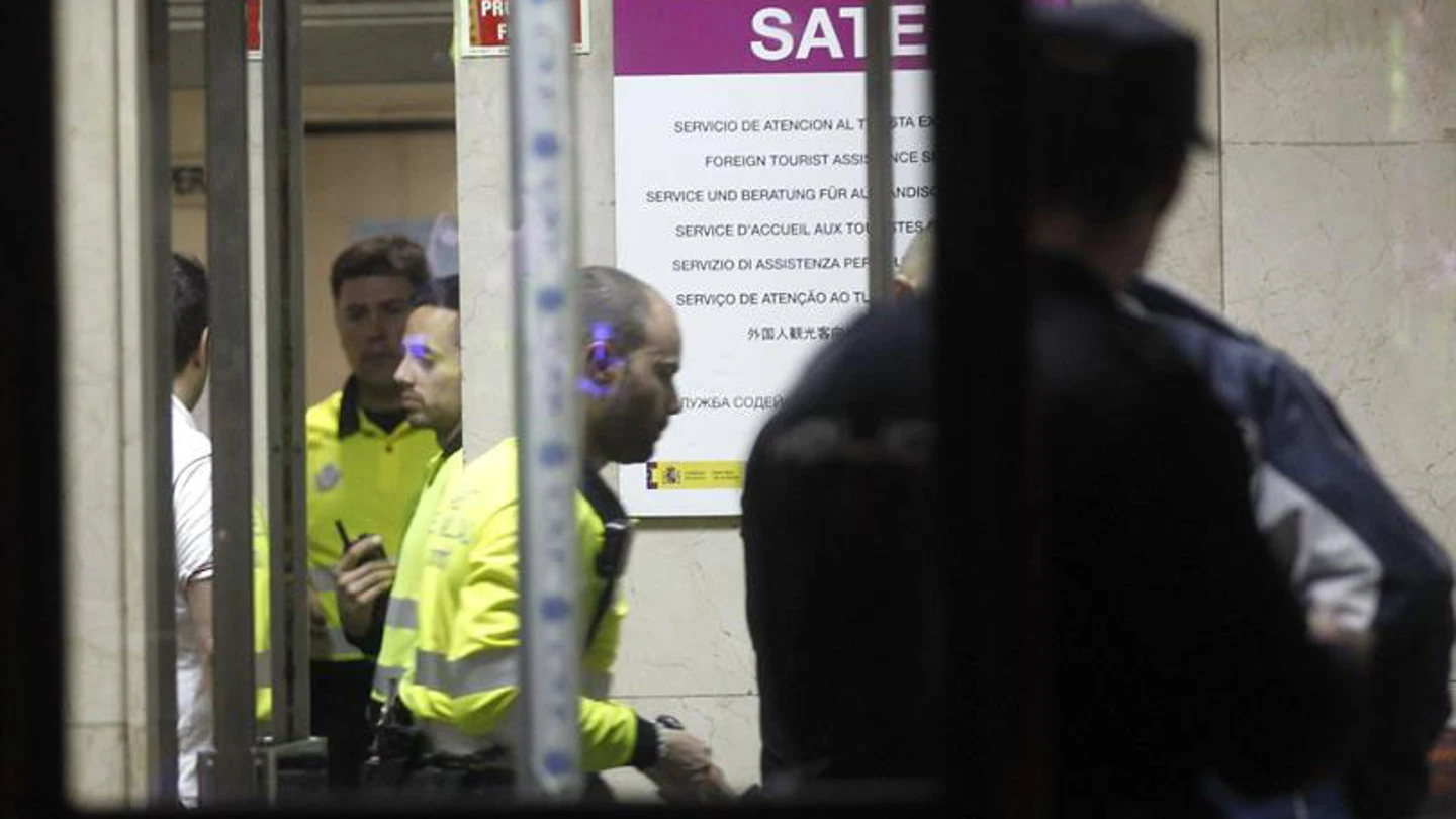 Agentes de movilidad que han acudido a tramitar la denuncia contra la expresidenta de Madrid Aguirre. Agentes de movilidad que han acudido a tramitar la denuncia contra la expresidenta de Madrid Aguirre.