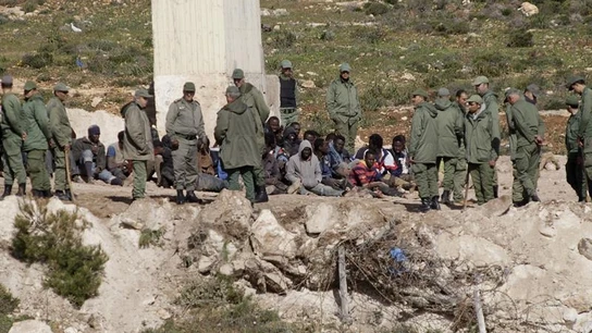 Fuerte dispositivo policial en el lado marroquí de la valla de Melilla Fuerte dispositivo policial en el lado marroquí de la valla de Melilla