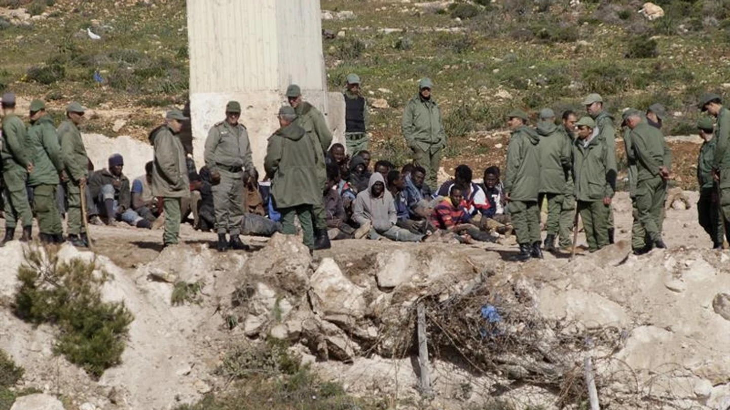 Fuerte dispositivo policial en el lado marroquí de la valla de Melilla Fuerte dispositivo policial en el lado marroquí de la valla de Melilla