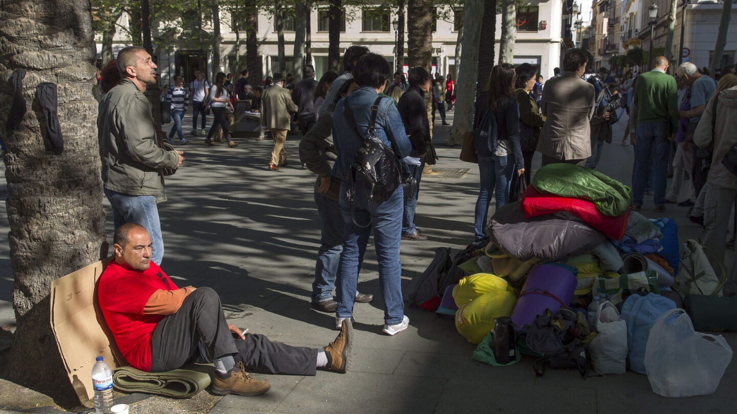 Los desalojados de Sevilla mantendr&aacute;n la acampada hasta recibir una soluci&oacute;n