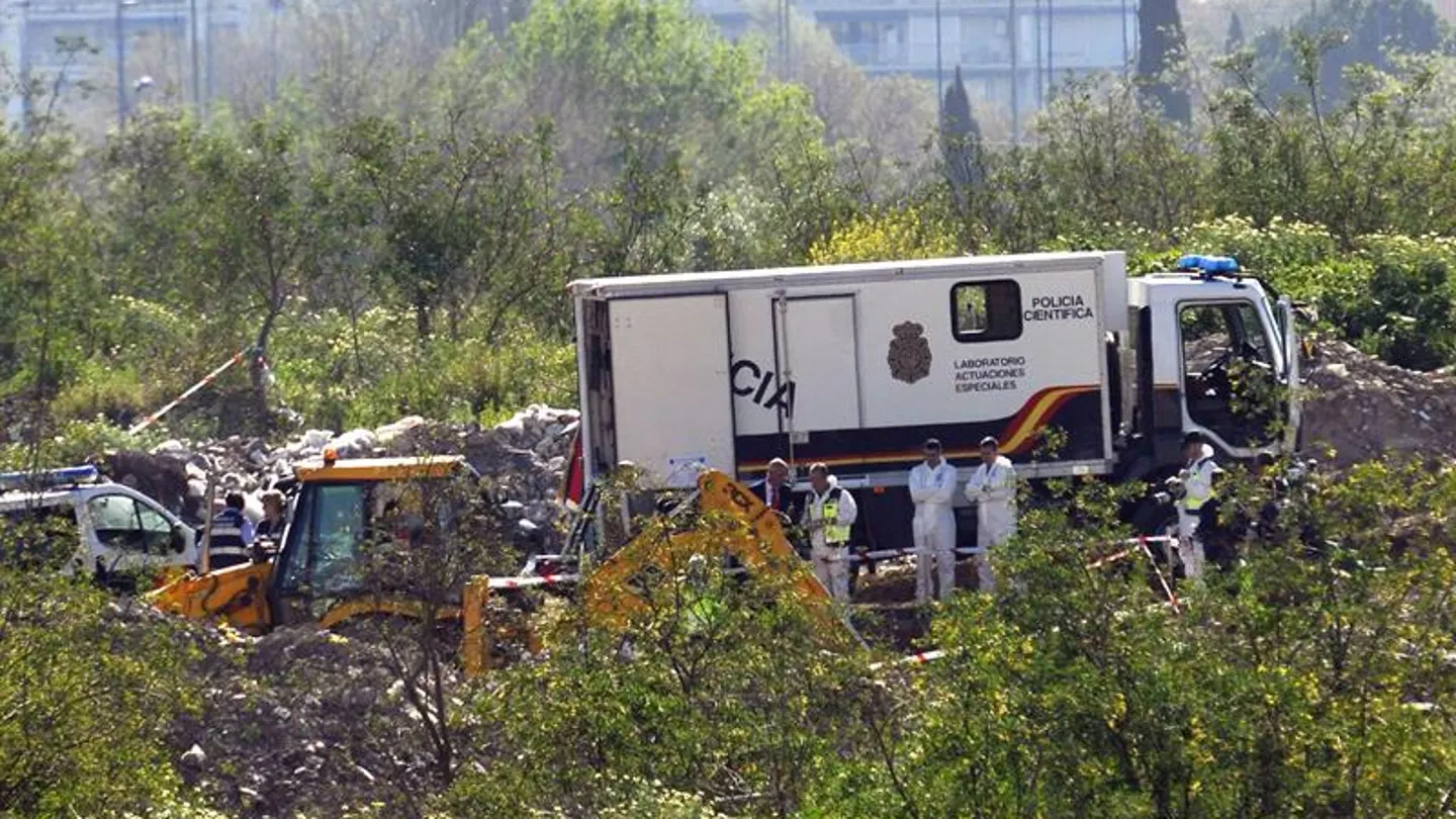 La Policía científica analiza los restos encontrados La Policía científica analiza los restos encontrados