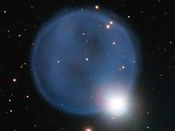 Imagen de la nebulosa planetaria Abell 33 en segundo plano, alineada con la estrellaHD 83535 en primer plano