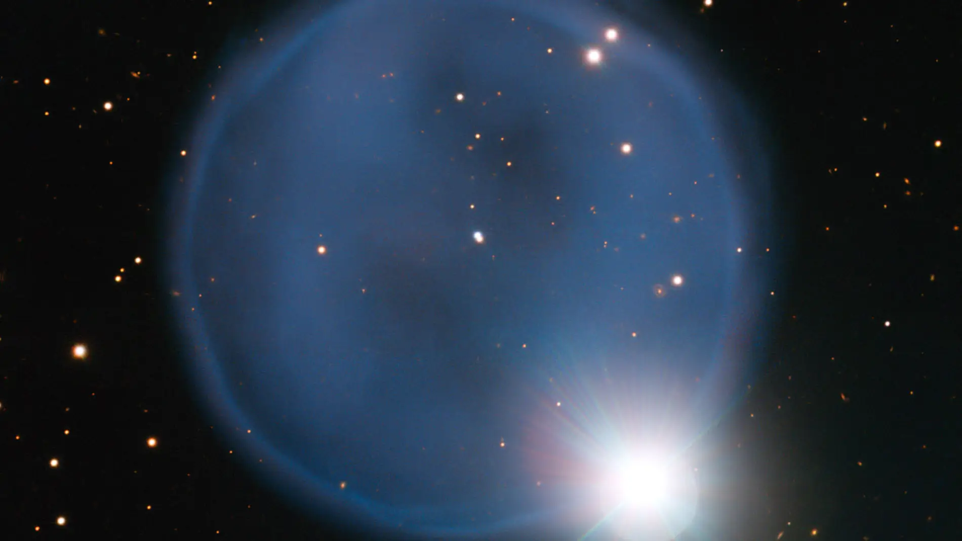 Imagen de la nebulosa planetaria Abell 33 en segundo plano, alineada con la estrellaHD 83535 en primer plano