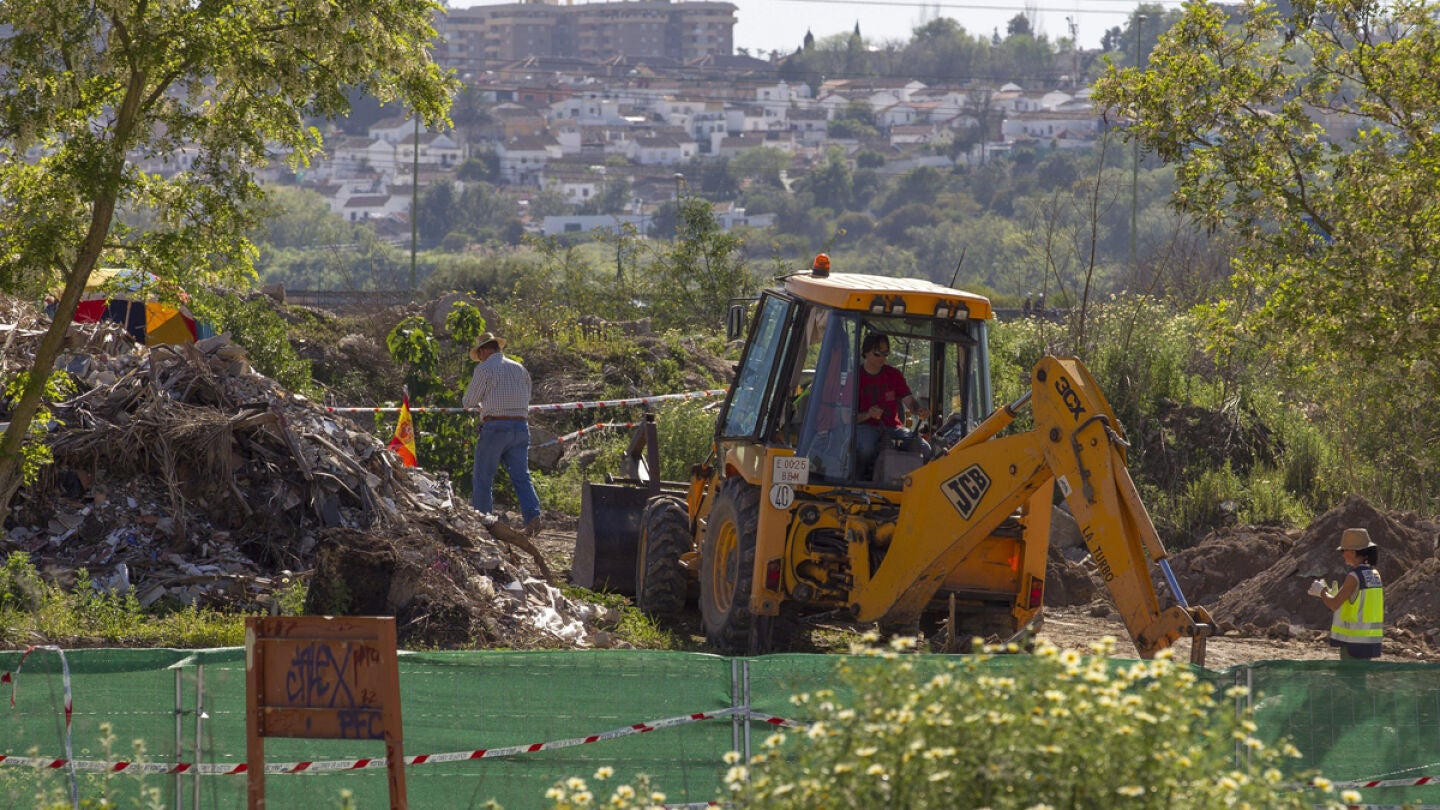 Una excavadora en las labores de b&uacute;squeda de Marta del Castillo