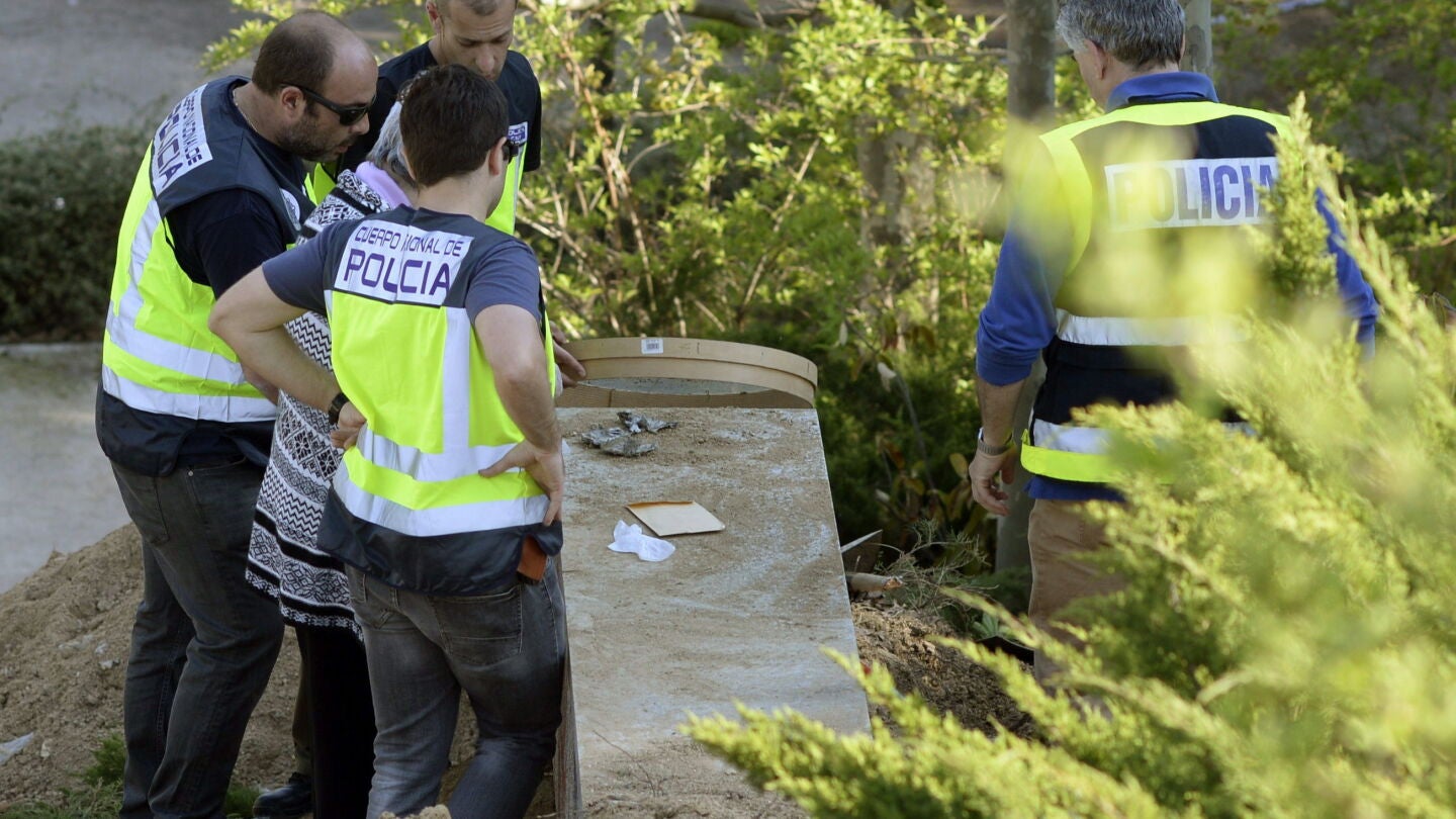 Miembros de la Polic&iacute;a Cient&iacute;fica en el lugar donde han sido hallados los restos de hueso del beb&eacute; en Villaverde