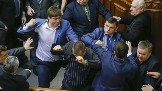 Diputados ultranacionalistas reprenden a pu&ntilde;etazos a los representantes comunistas de Kiev