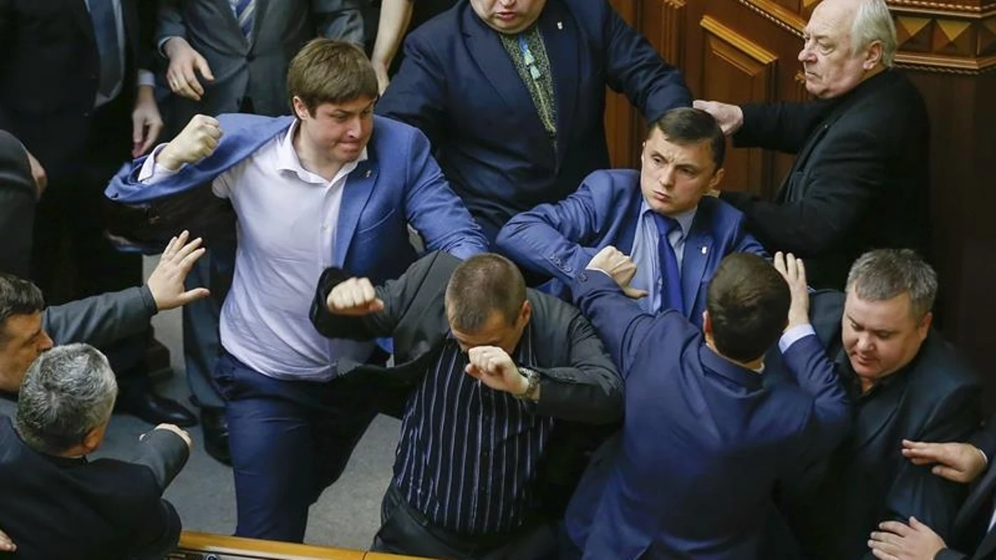 Diputados ultranacionalistas reprenden a puñetazos a los representantes comunistas de Kiev Diputados ultranacionalistas reprenden a puñetazos a los representantes comunistas de Kiev