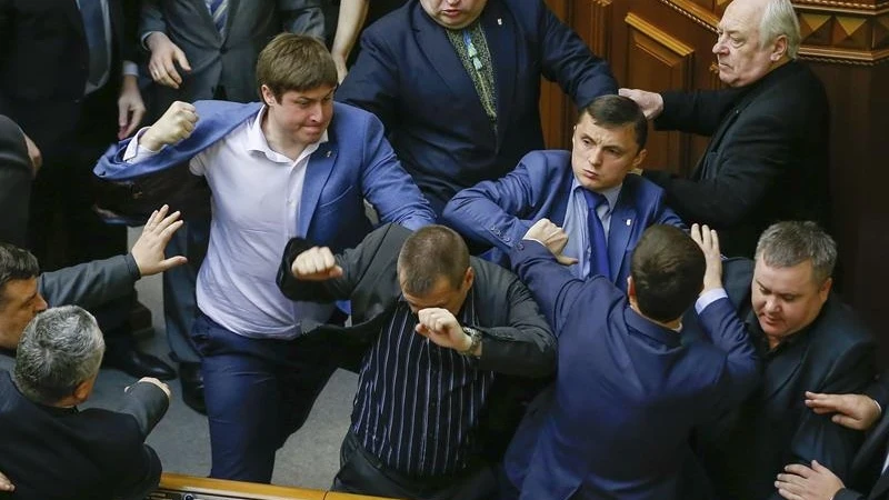 Diputados ultranacionalistas reprenden a pu&ntilde;etazos a los representantes comunistas de Kiev