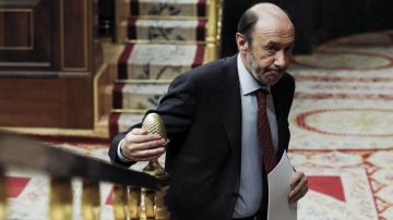 Rubalcaba sube a la tribuna del Congreso de los Diputados.