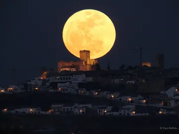 Luna tras las casas de Espejo. 2011 Luna tras las casas de Espejo. 2011