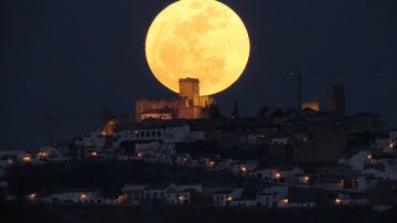 Luna tras las casas de Espejo. 2011