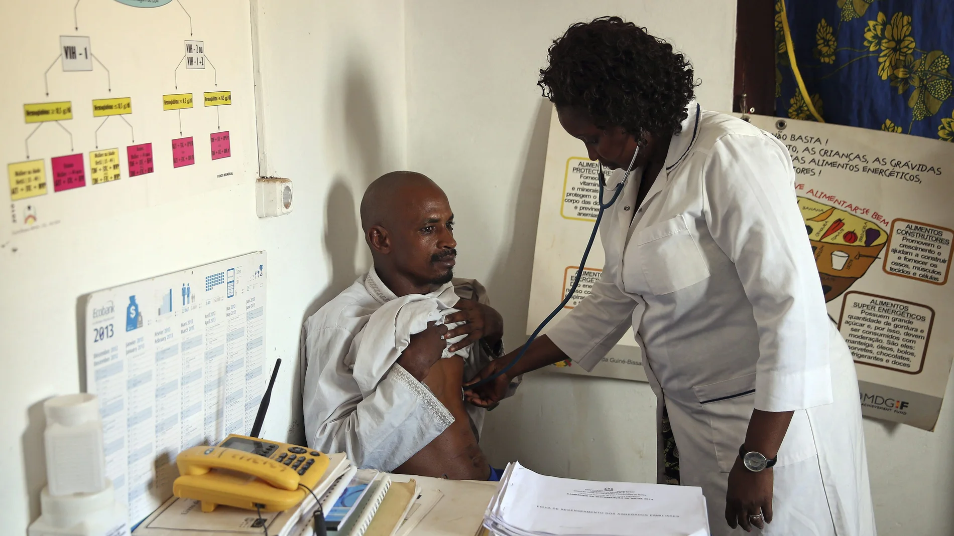 Una enfermera atiende a un paciente enfermo de ébola