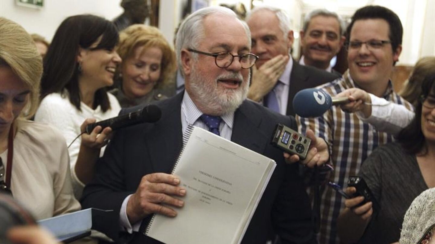 El ministro de Agricultura, Miguel Arias Ca&ntilde;ete, atiende a la prensa