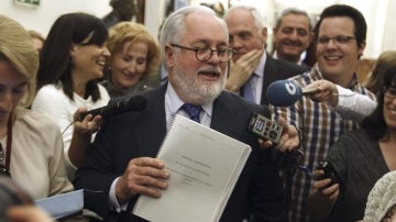 El ministro de Agricultura, Miguel Arias Cañete, atiende a la prensa