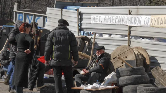 Varios manifestantes prorrusos permanecen sentados junto a una barricada delante del edificio del Servicio de Seguridad, en Lugansk (Ucrania) Varios manifestantes prorrusos permanecen sentados junto a una barricada delante del edificio del Servicio de Seguridad, en Lugansk (Ucrania)