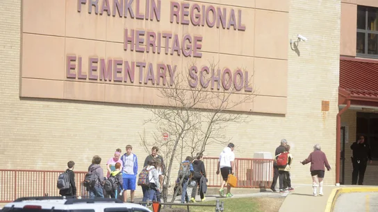 Vista de la fachada principal de la escuela secundaria de Franklin en Murrysville, Pennsylvania, Estados Unidos Vista de la fachada principal de la escuela secundaria de Franklin en Murrysville, Pennsylvania, Estados Unidos