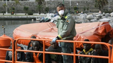 Un agente de la Guardia Civil con varios migrantes en una foto de archivo