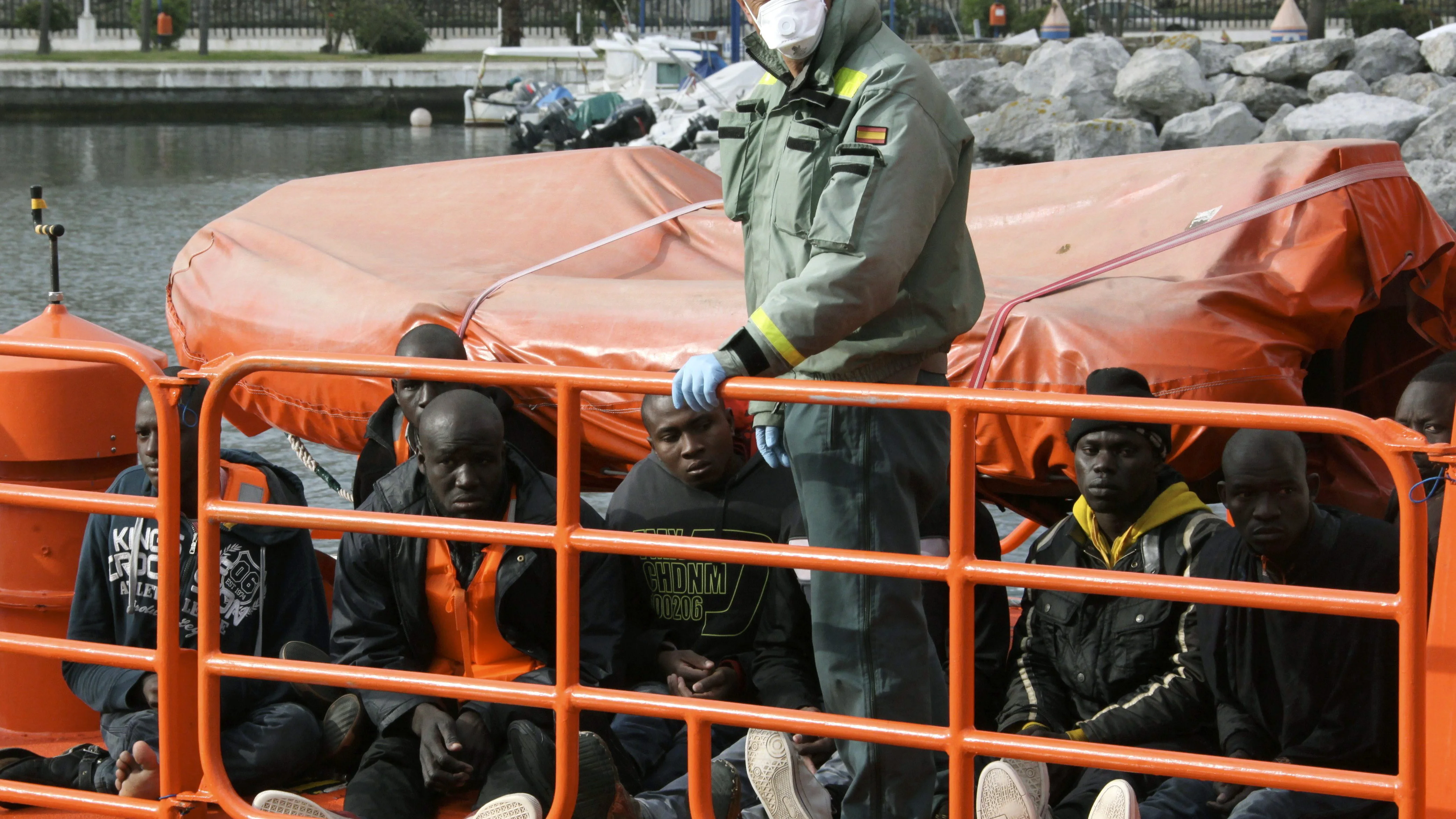 Un agente de la Guardia Civil con varios migrantes en una foto de archivo