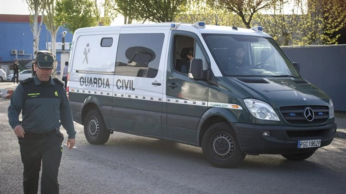 El furgón de la Guardia Civil que ha trasladado al extesorero del PP El furgón de la Guardia Civil que ha trasladado al extesorero del PP