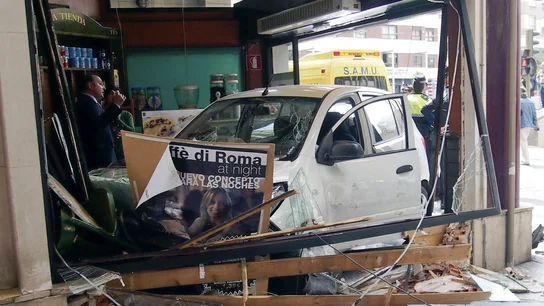 Un coche se ha empotrado en una cafetería del centro de Castellón Un coche se ha empotrado en una cafetería del centro de Castellón