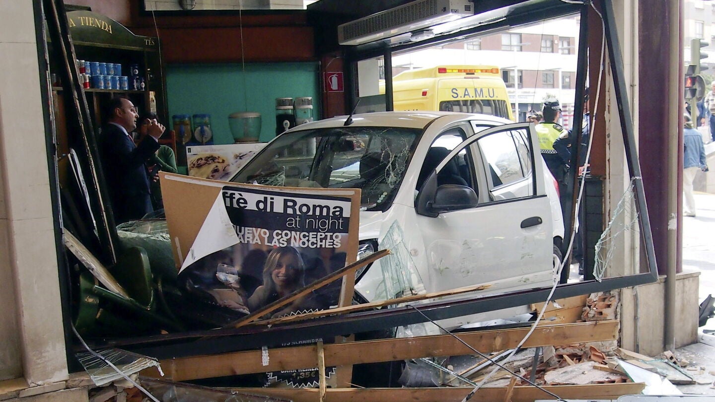 Un coche se ha empotrado en una cafeter&iacute;a del centro de Castell&oacute;n