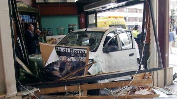 Un coche se ha empotrado en una cafetería del centro de Castellón
