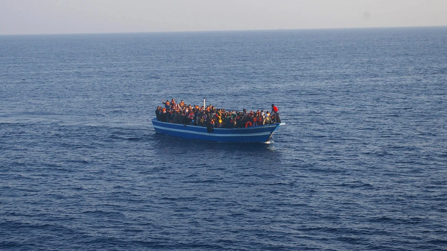 Una barcaza repleta de inmigrantes, cerca de las costas de Sicilia Una barcaza repleta de inmigrantes, cerca de las costas de Sicilia