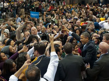 Barack Obama, rodeado de gente en la campaña electoral Barack Obama, rodeado de gente en la campaña electoral