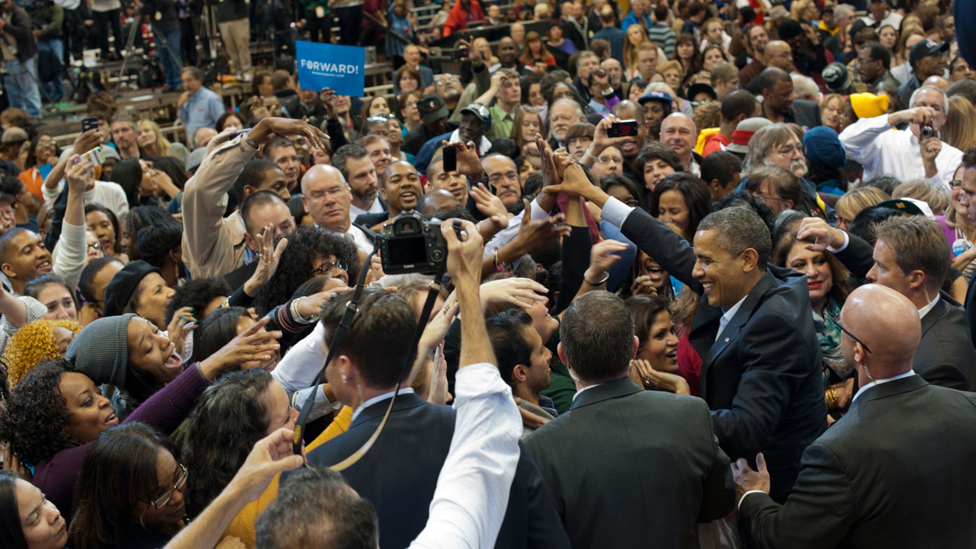 Barack Obama, rodeado de gente en la campaña electoral