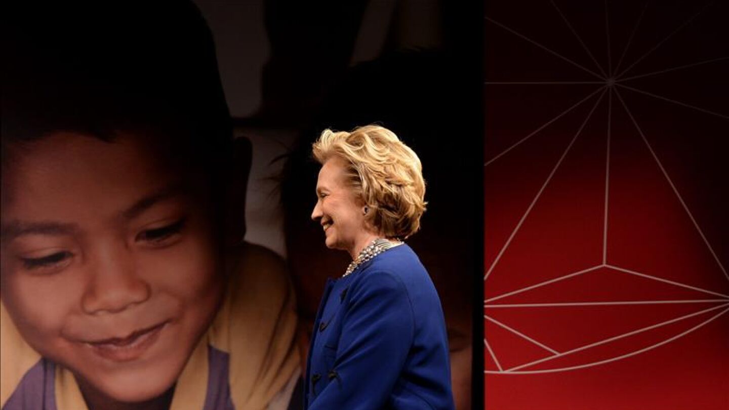En libertad tras arrojar un zapato a Hilary Clinton
