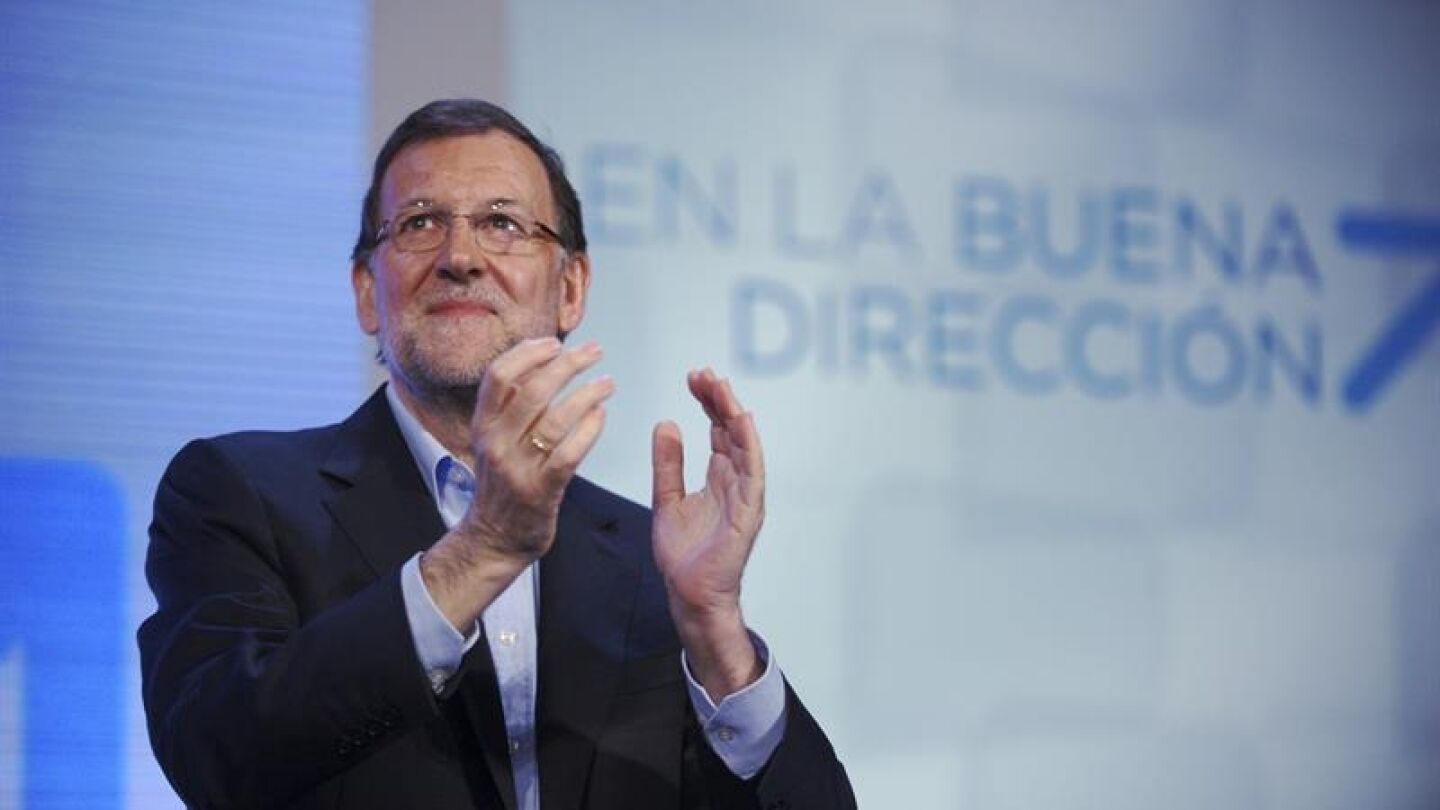 Mariano Rajoy aplaude tras su intervenci&oacute;n en la presentaci&oacute;n de la campa&ntilde;a del PP