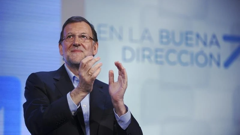 Mariano Rajoy aplaude tras su intervención en la presentación de la campaña del PP