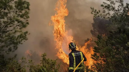 Un efectivo del cuerpo de Bomberos durante las labores de extinción del incendio Un efectivo del cuerpo de Bomberos durante las labores de extinción del incendio
