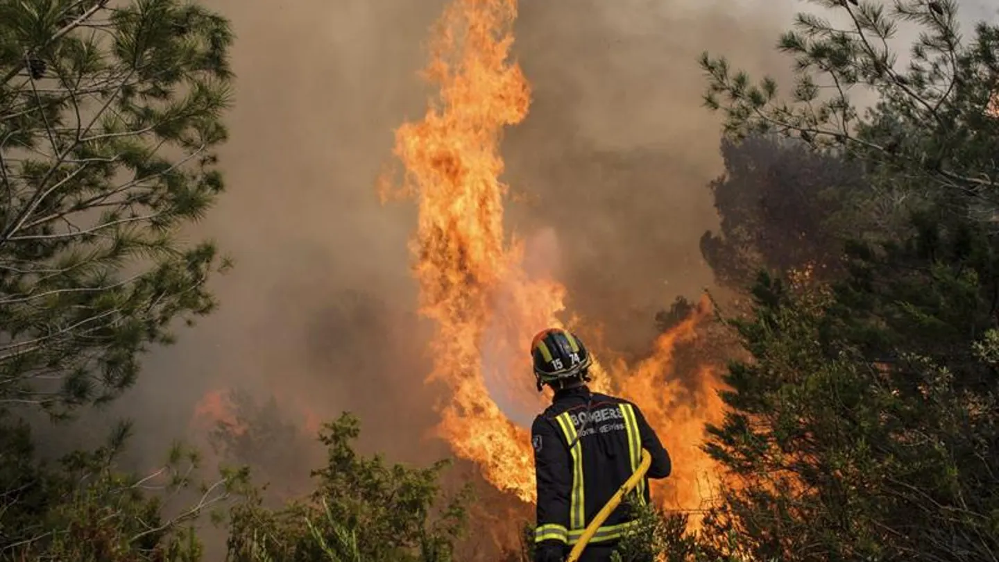 Un efectivo del cuerpo de Bomberos durante las labores de extinción del incendio Un efectivo del cuerpo de Bomberos durante las labores de extinción del incendio