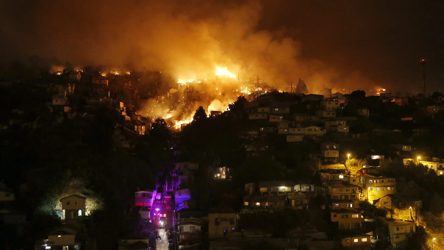 Uno de los cerros afectados en Valparaíso Uno de los cerros afectados en Valparaíso