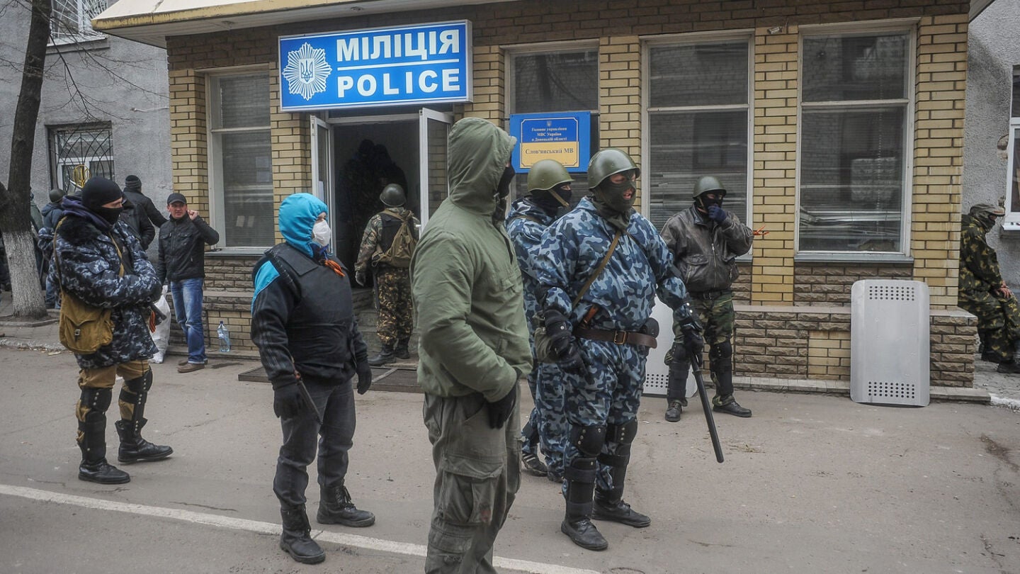 Activistas prorrusos toman una comisar&iacute;a de polic&iacute;a en Slaviansk (Ucrania)