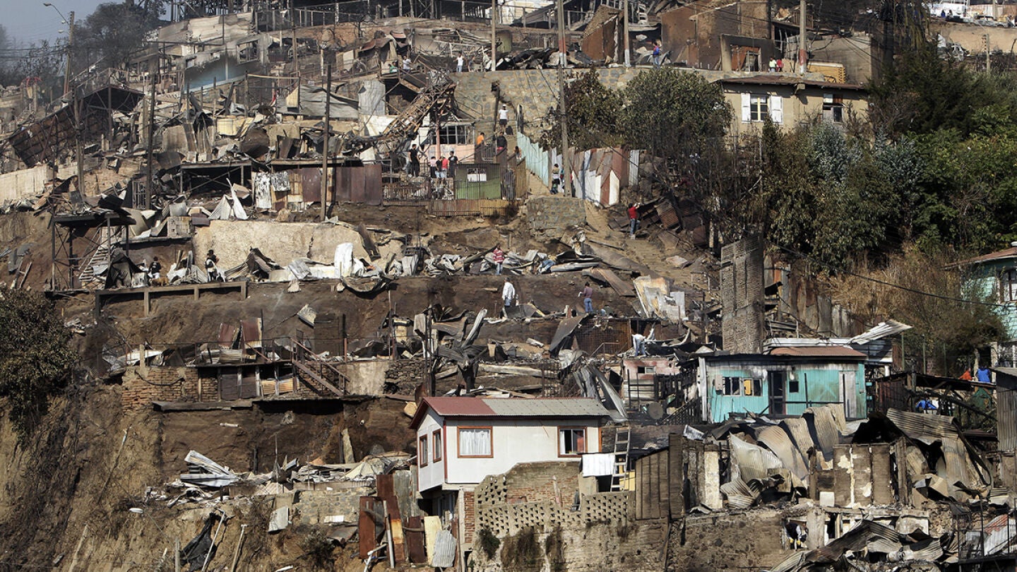 Vista general del cerro Las Ca&ntilde;as despu&eacute;s de un incendio en la ciudad de Valpara&iacute;so