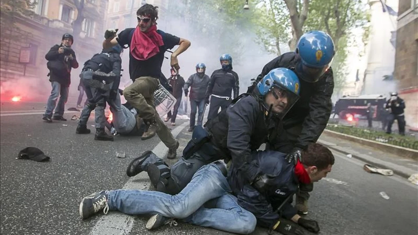 La policía detiene a un manifestante durante los disturbios de Roma La policía detiene a un manifestante durante los disturbios de Roma