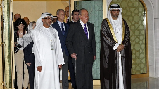 El rey rinde homenaje al fundador de Emiratos al iniciar su visita El rey rinde homenaje al fundador de Emiratos al iniciar su visita