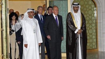 El rey rinde homenaje al fundador de Emiratos al iniciar su visita