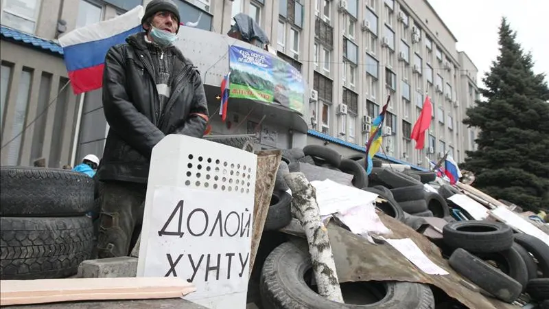 Manifestantes prorrusos en una barricada en Slaviansk, Ucrania